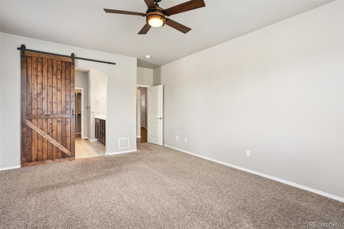 Empty room, Interior
