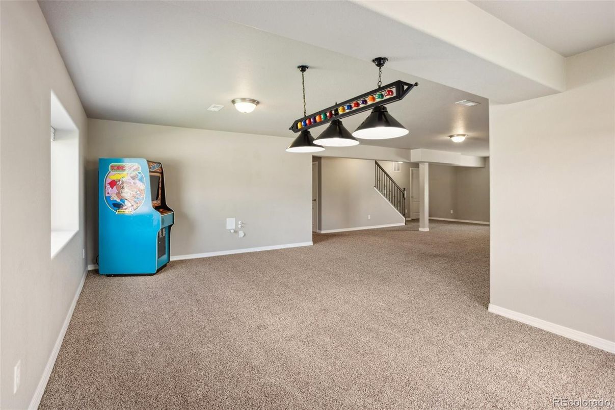 Empty room, Interior, Pendant Lights