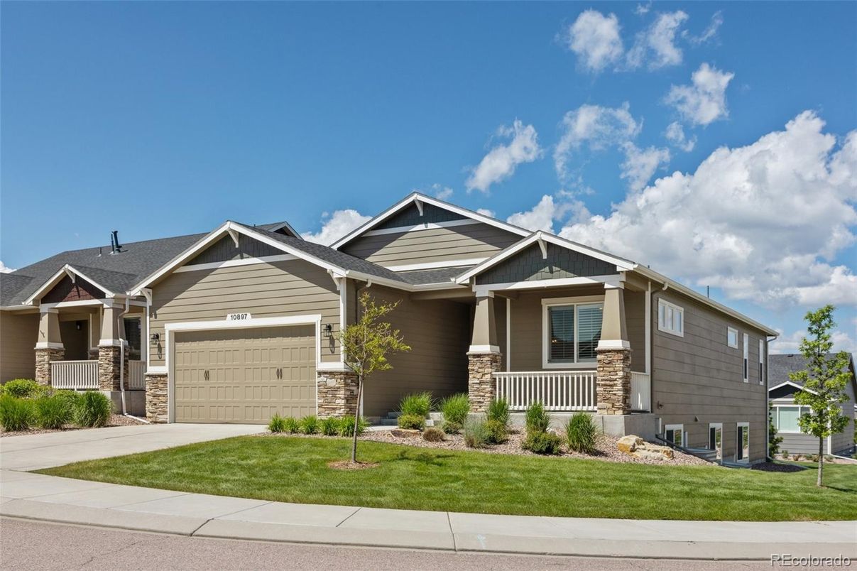 Attached, Exterior, Facade, American Craftsman
