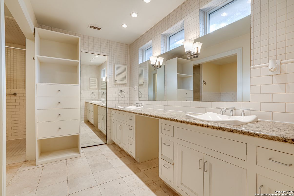 Bathroom, Dual Sink Vanities, Interior, Recessed Lighting