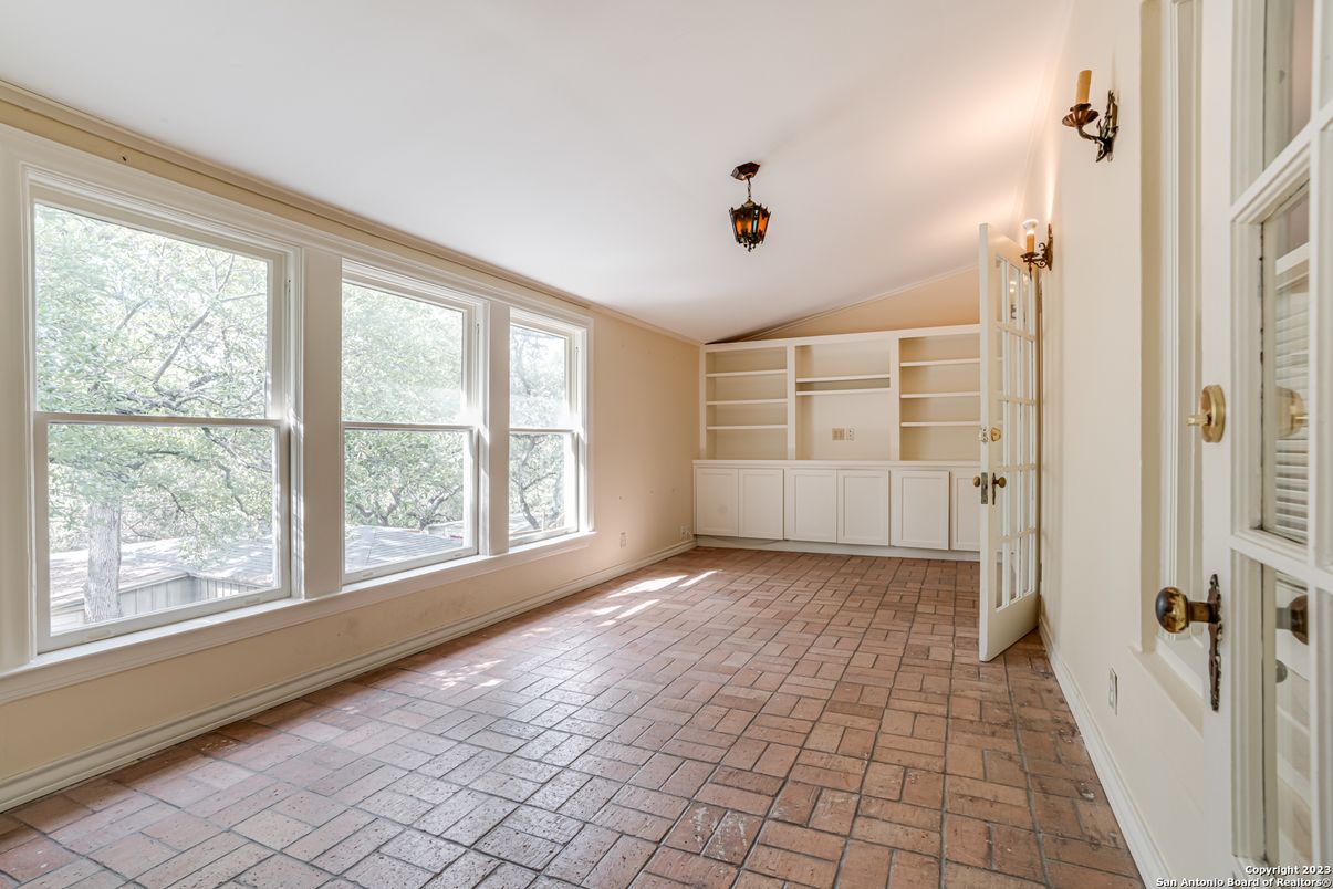 Empty room, Interior