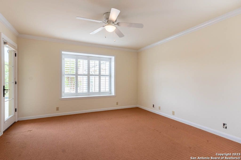 Empty room, Interior