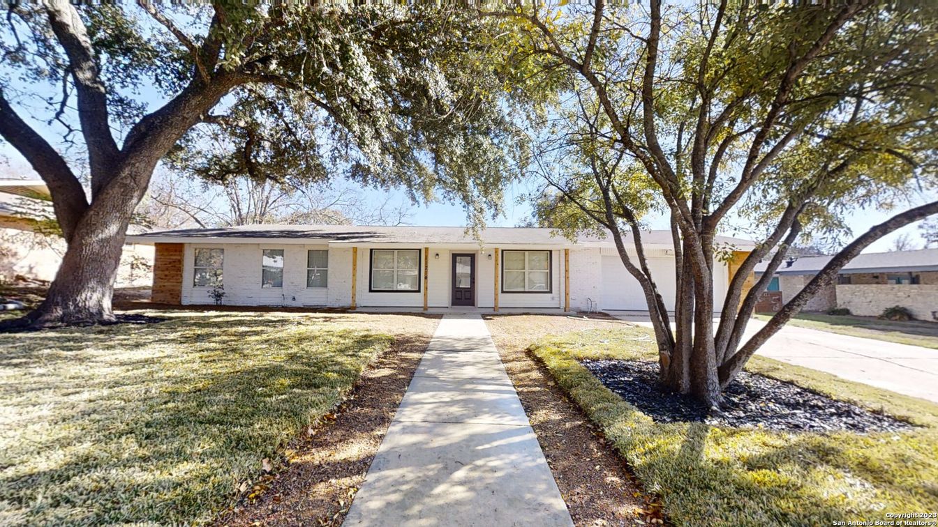 Backyard, Exterior, Facade, Ranch