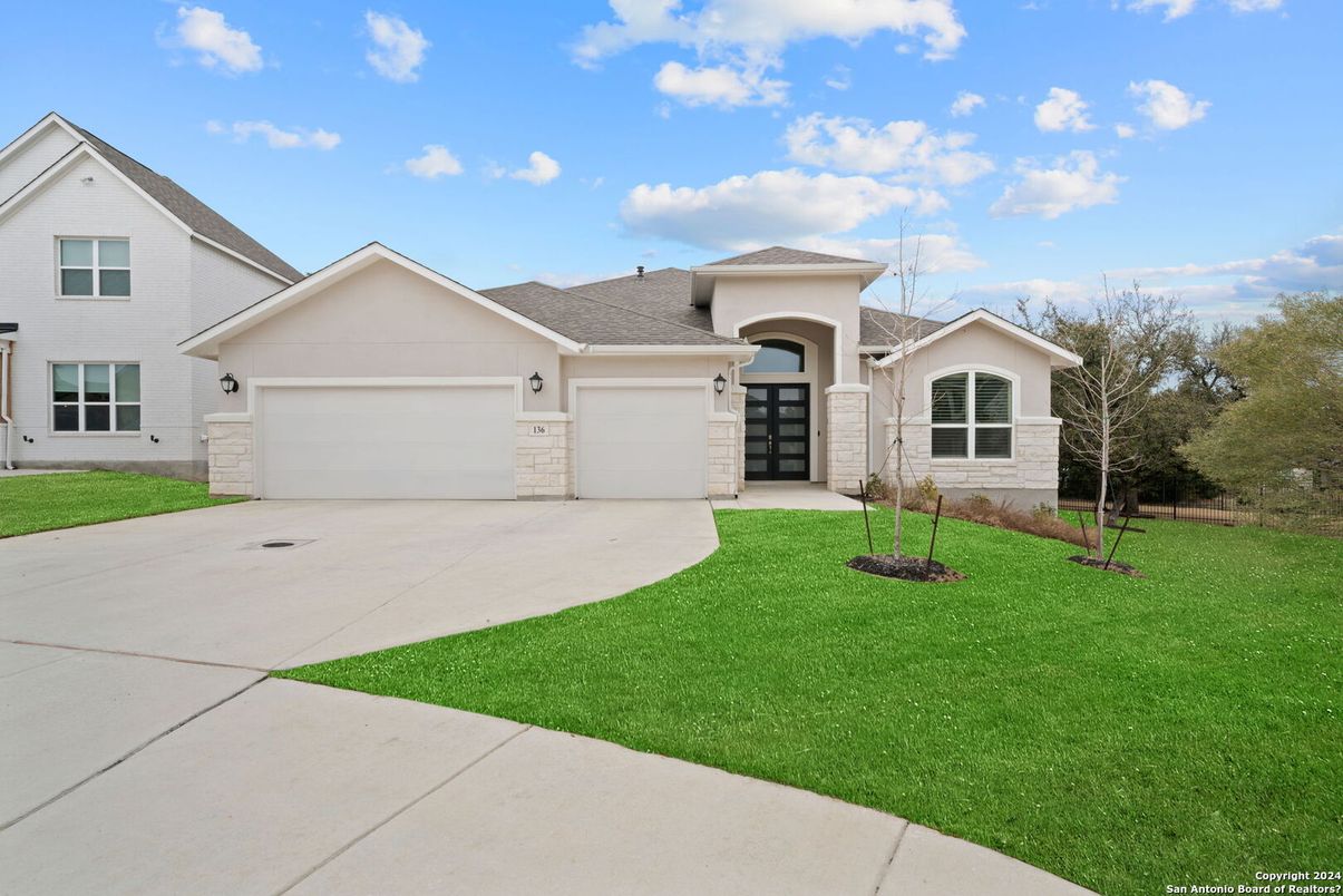 Attached, Exterior, Facade, Ranch