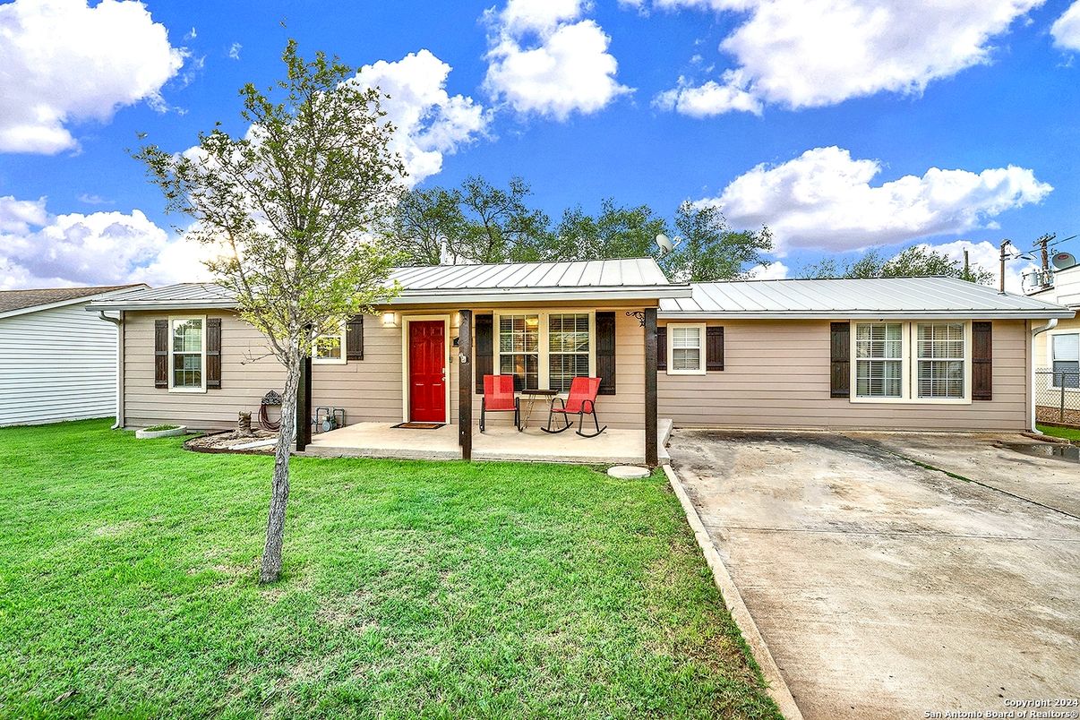 Backyard, Exterior, Facade, Ranch