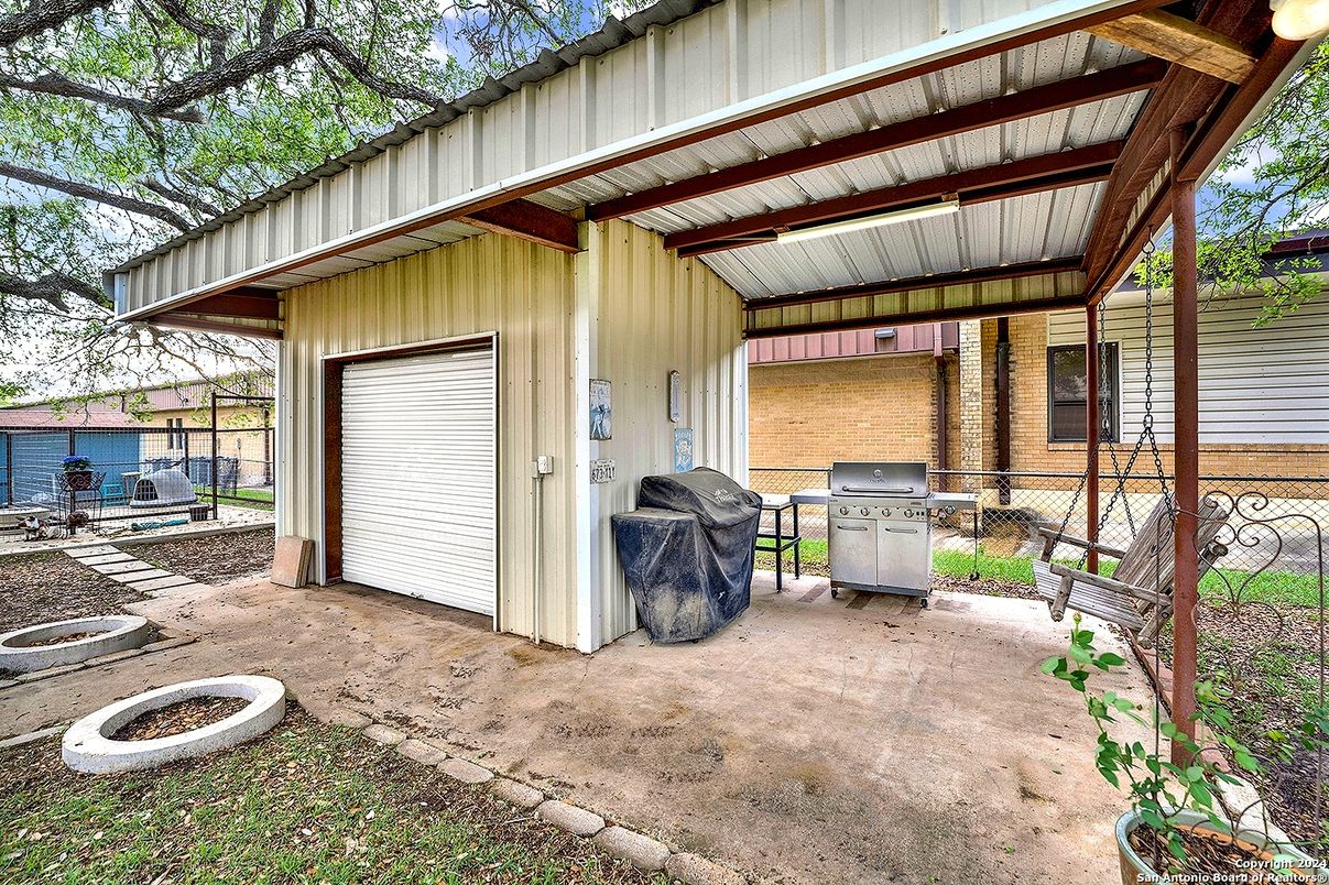 Detached Garage, Exterior