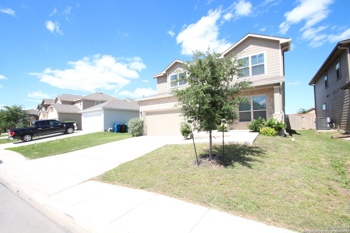 Attached, Exterior, Facade, American Craftsman