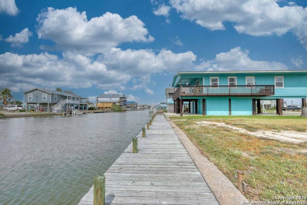 Exterior, Lake