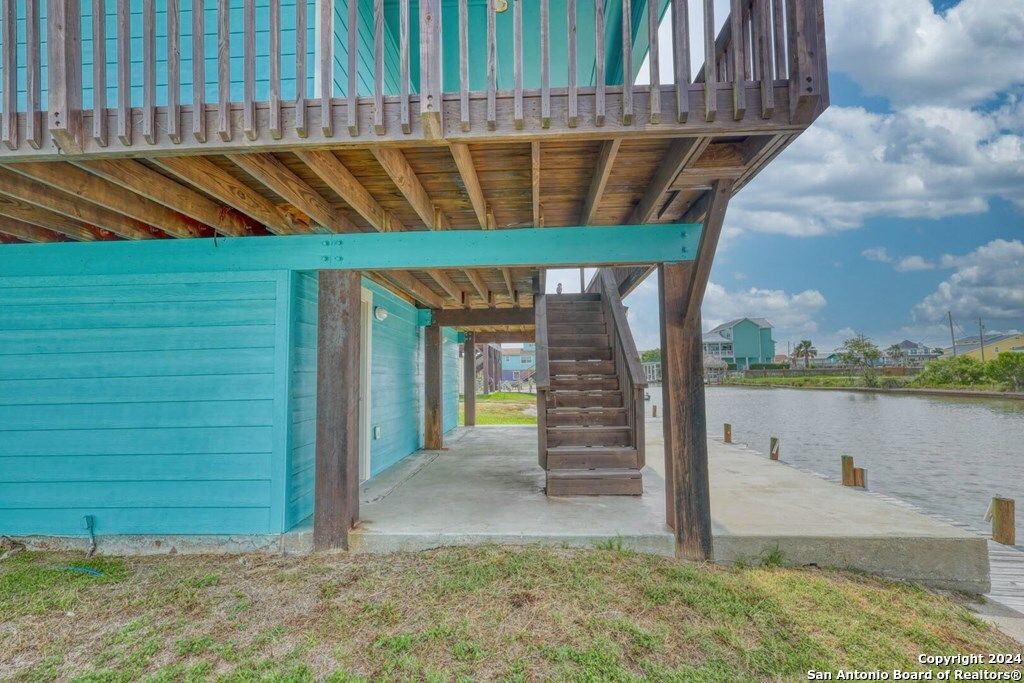 Exterior, Lake