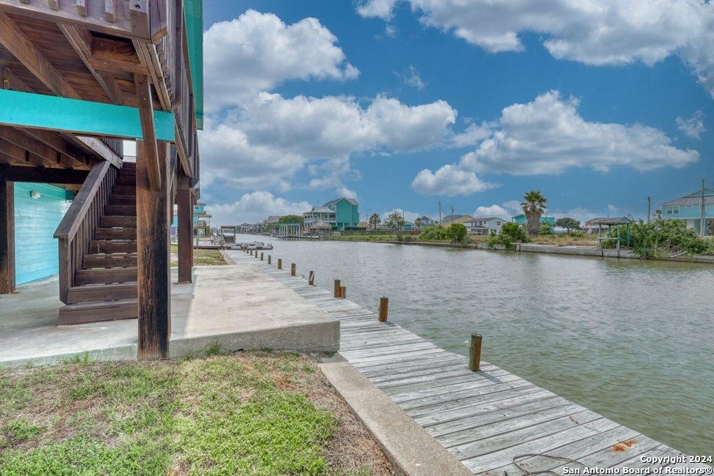 Exterior, Lake