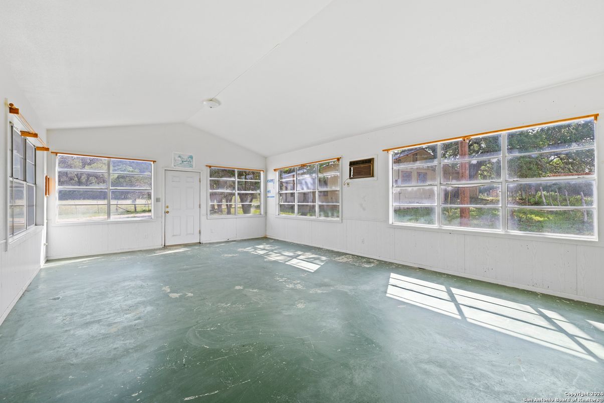 Empty room, Interior