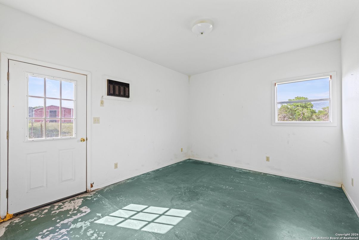 Empty room, Interior