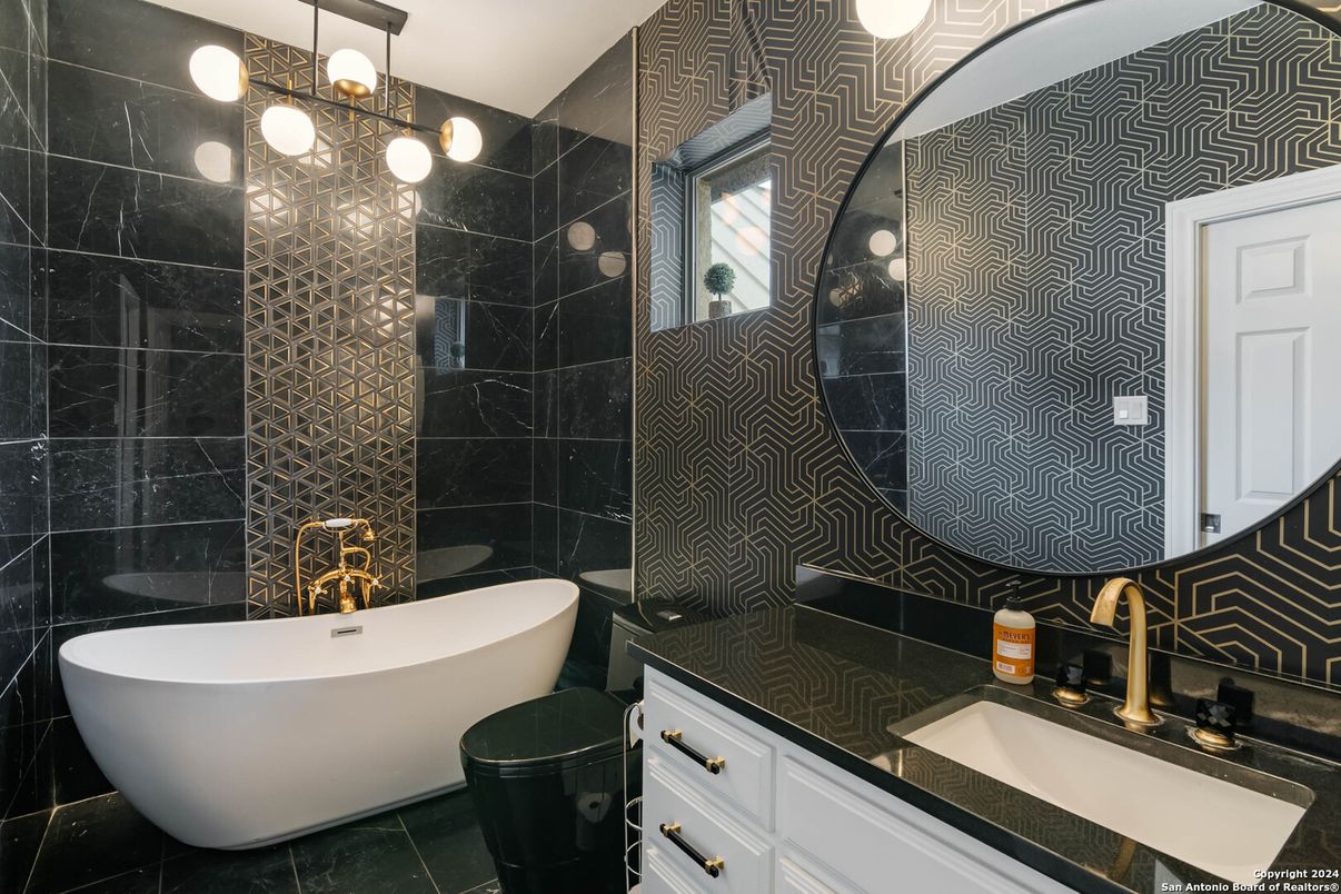 Bathroom, Free Standing Baths, Glass Shower, Interior, Pendant Lights