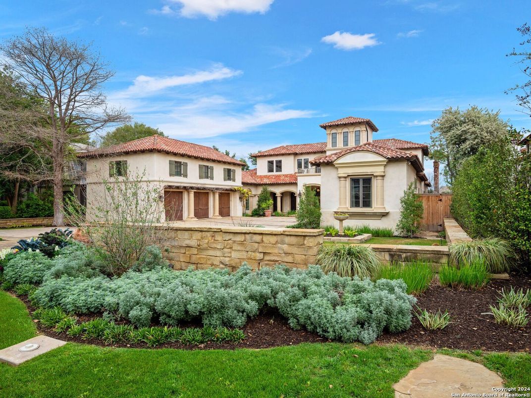 Exterior, Facade, Mediterranean