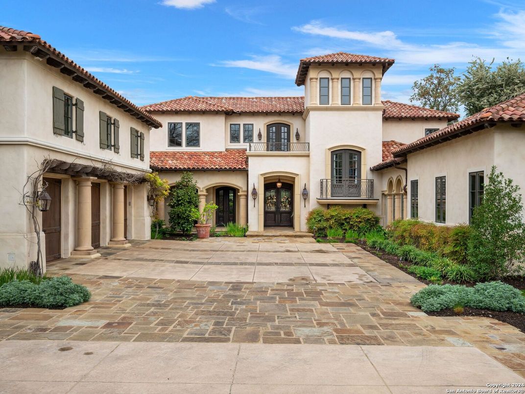 Exterior, Facade, Mediterranean