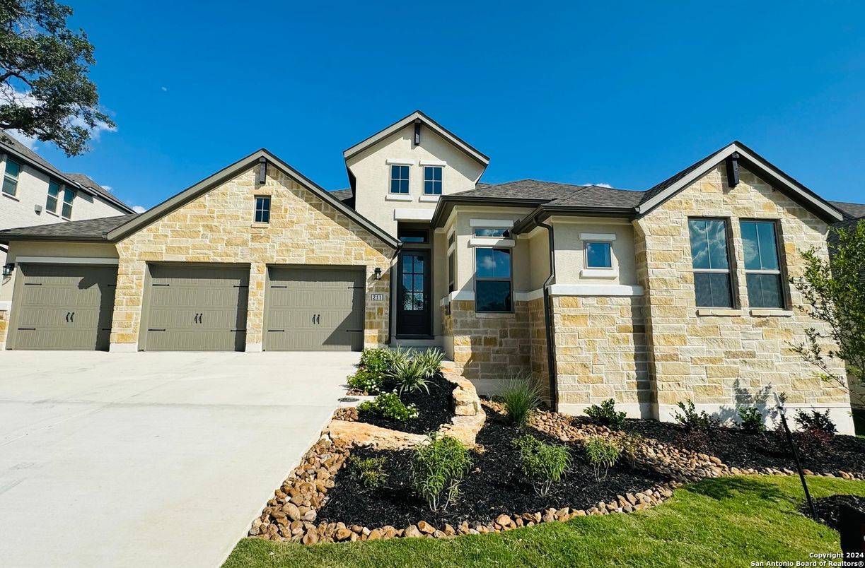 Attached, Exterior, Facade, Brick Traditional