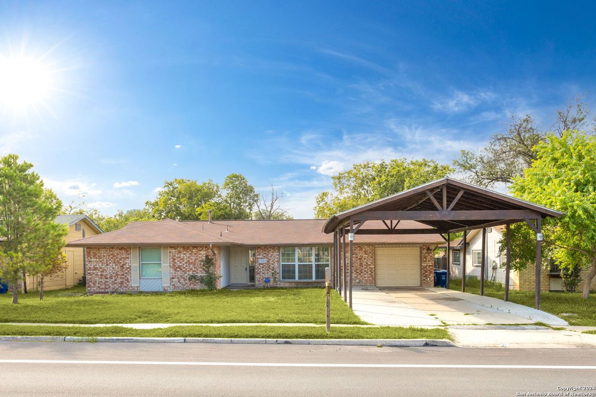 Attached, Backyard, Exterior, Facade, Brick Facade, Ranch
