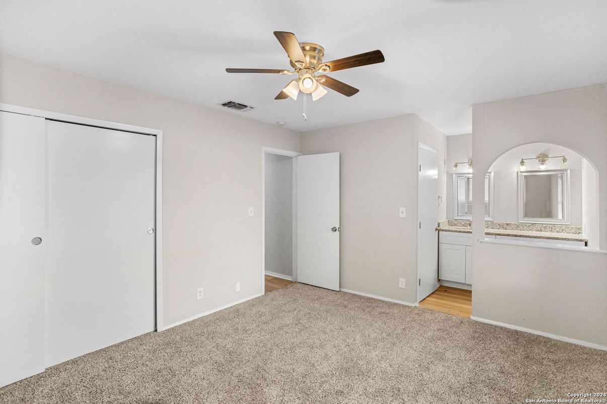 Empty room, Interior