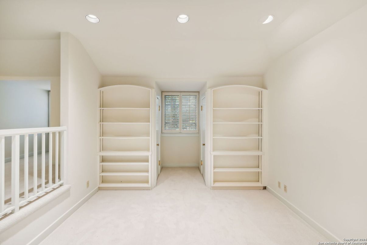 Empty room, Interior, Recessed Lighting, Walk-in Closets