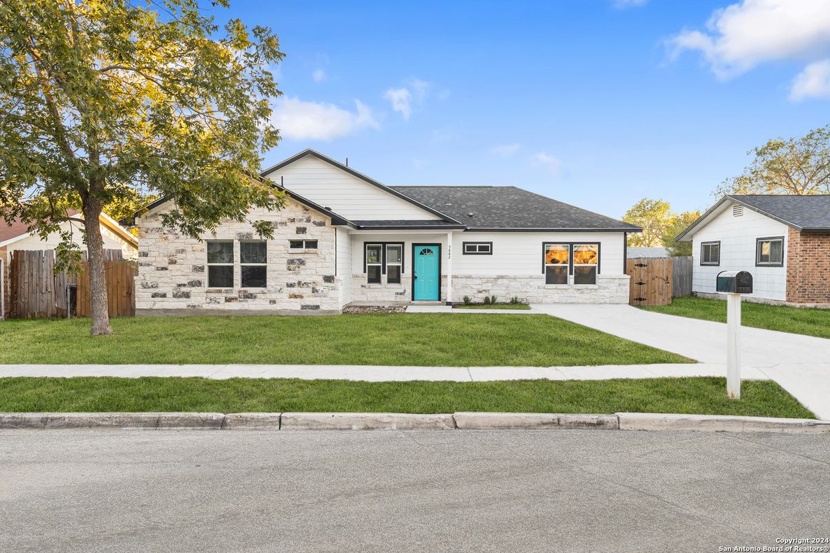 Backyard, Exterior, Facade, Ranch