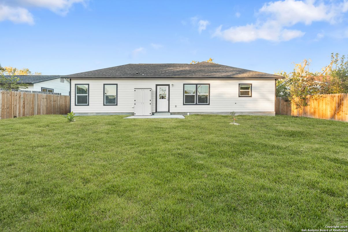 Backyard, Exterior, Facade, Ranch