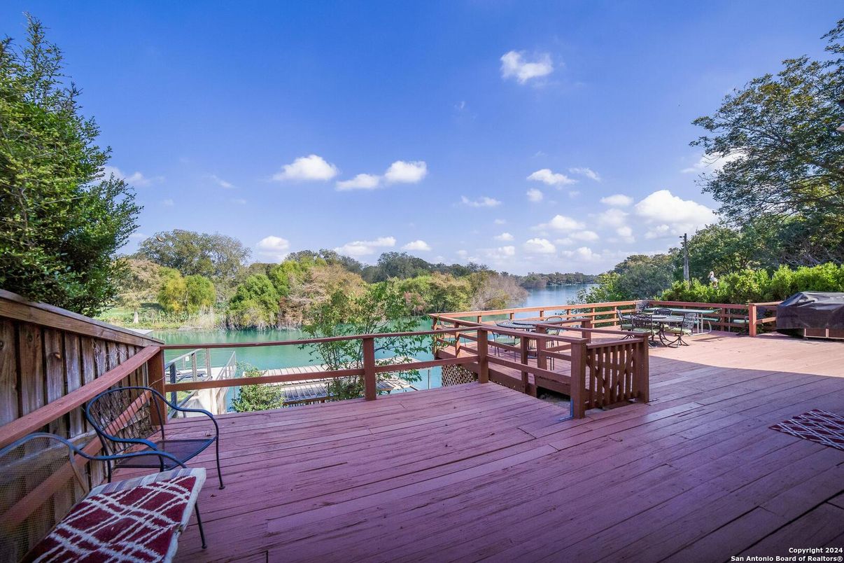 Exterior, Lake