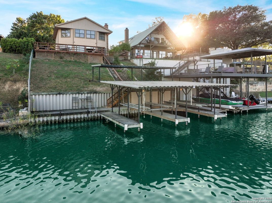 Exterior, Lake