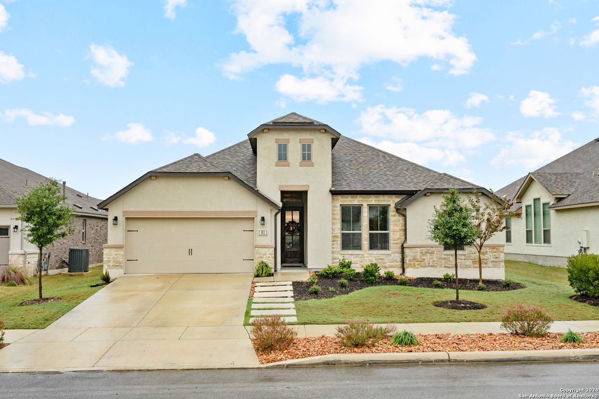 Attached, Exterior, Facade, Ranch