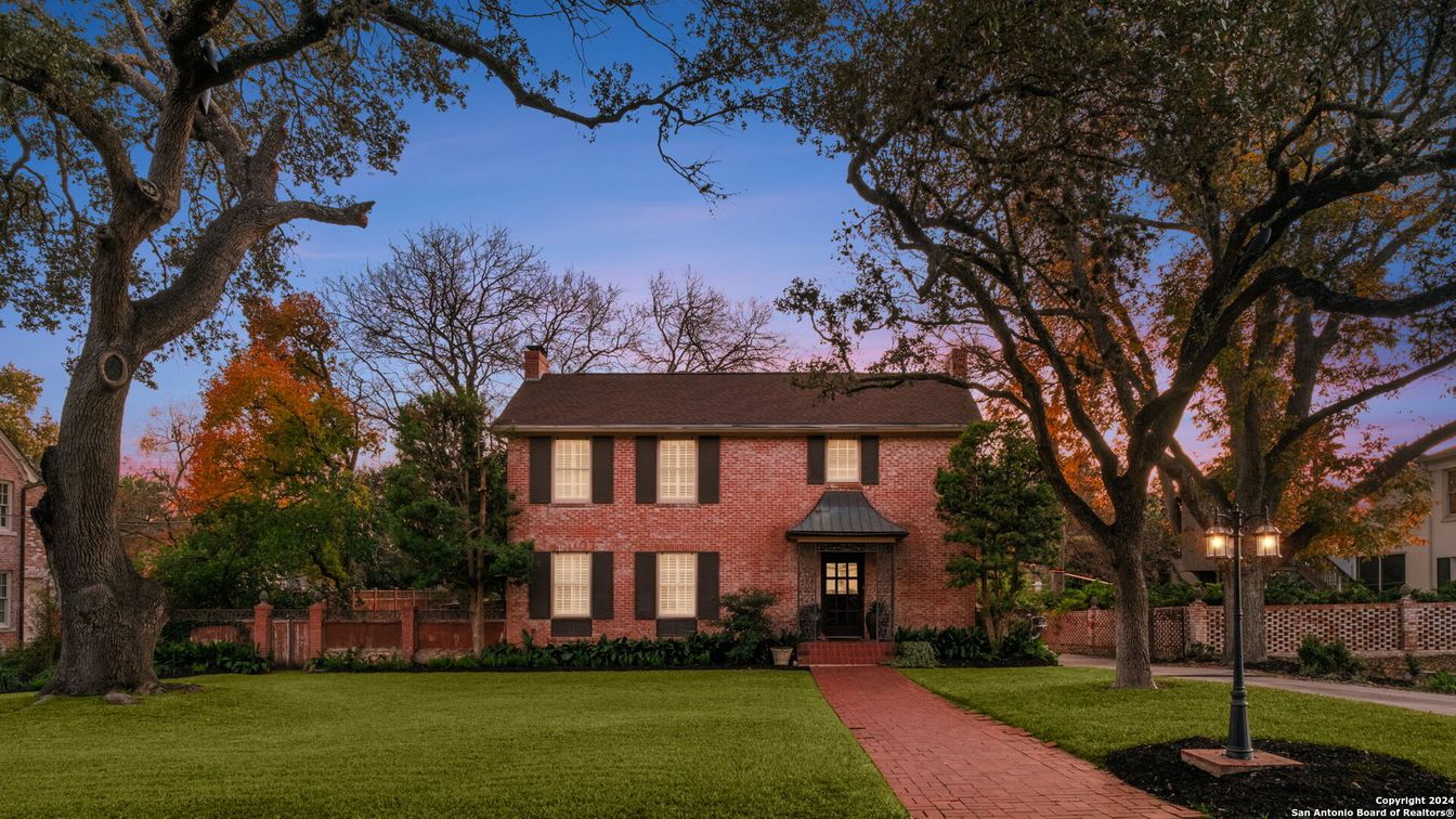 Backyard, Exterior, Facade, Brick Facade, Georgian