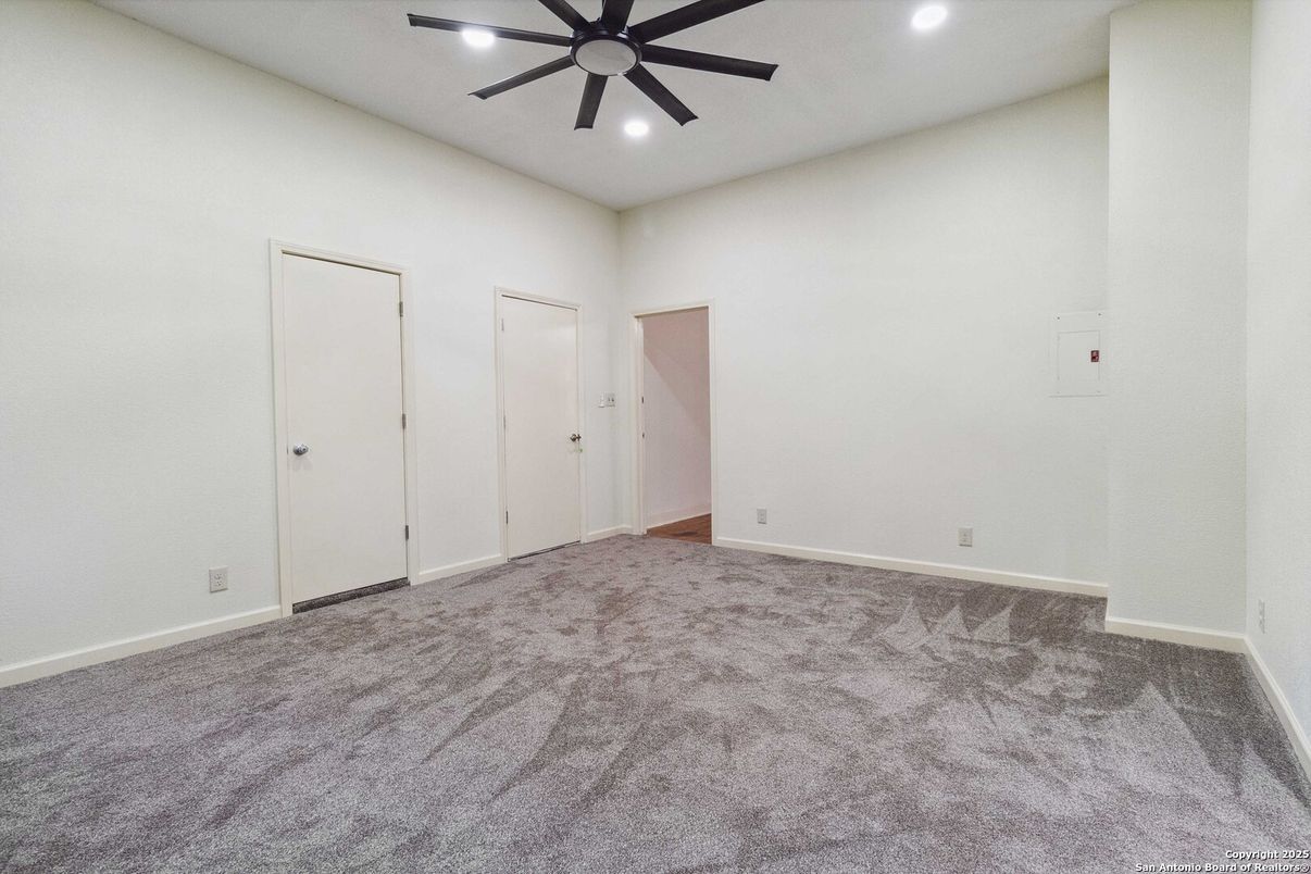 Empty room, Interior, Recessed Lighting