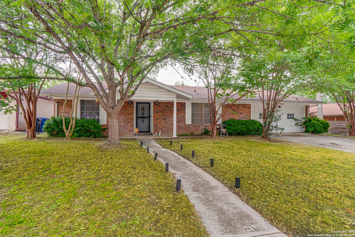 Exterior, Facade, Brick Facade, Ranch