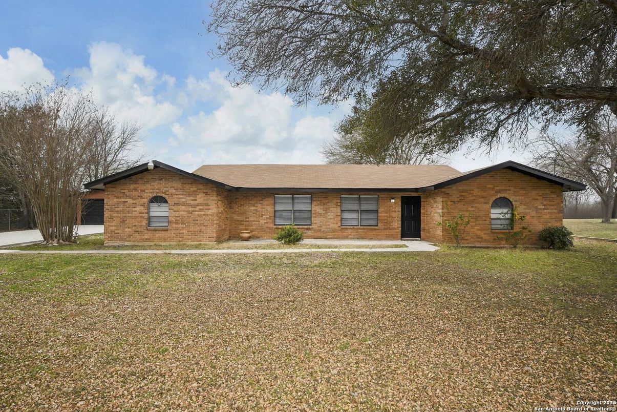 Exterior, Facade, Brick Facade, Ranch