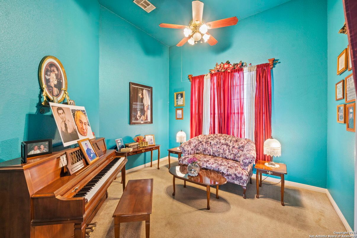 Interior, Piano