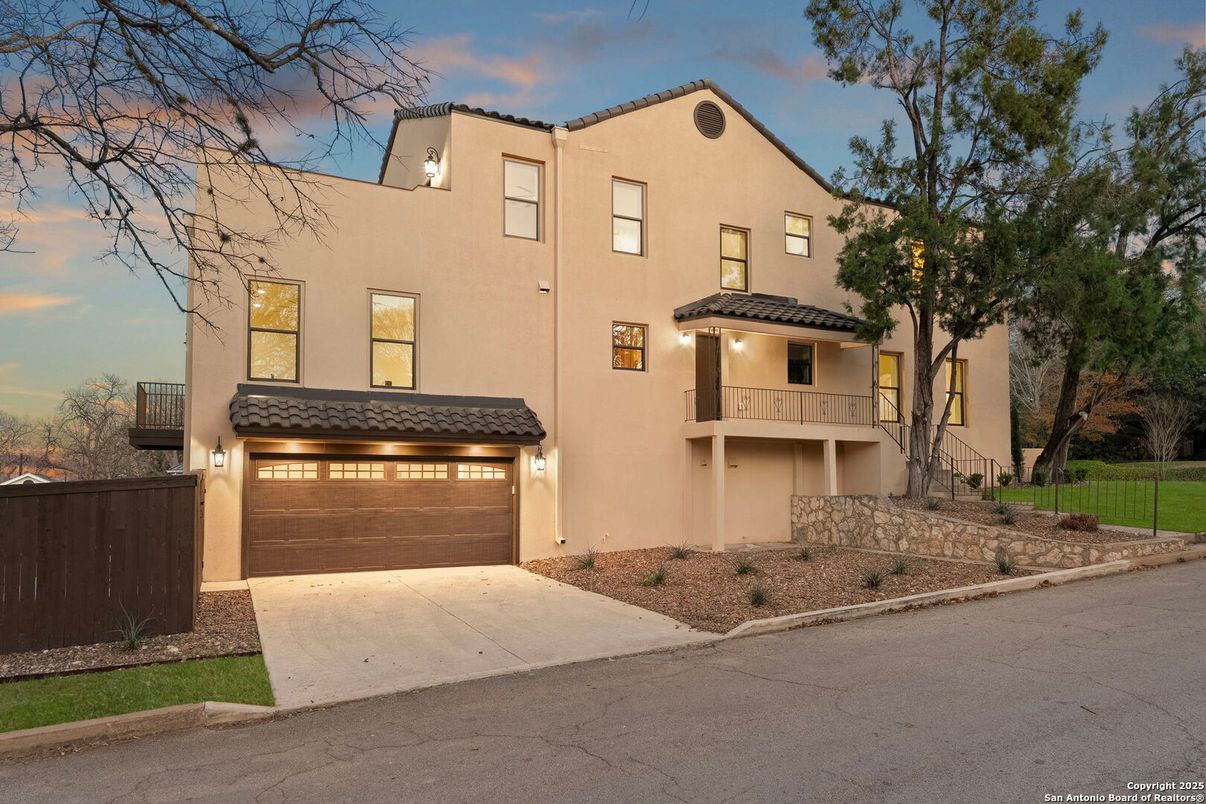 Attached, Exterior, Facade, Mediterranean