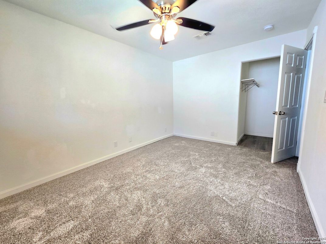 Empty room, Interior