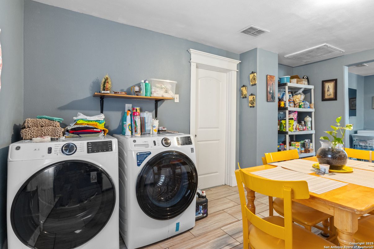 Interior, Washer, Wood Texture Flooring