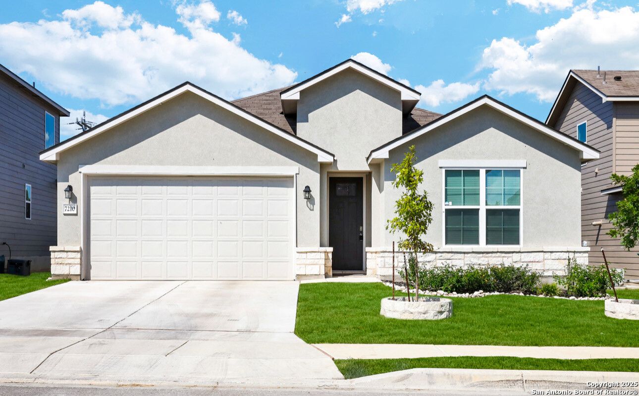 Attached, Exterior, Facade, American Craftsman