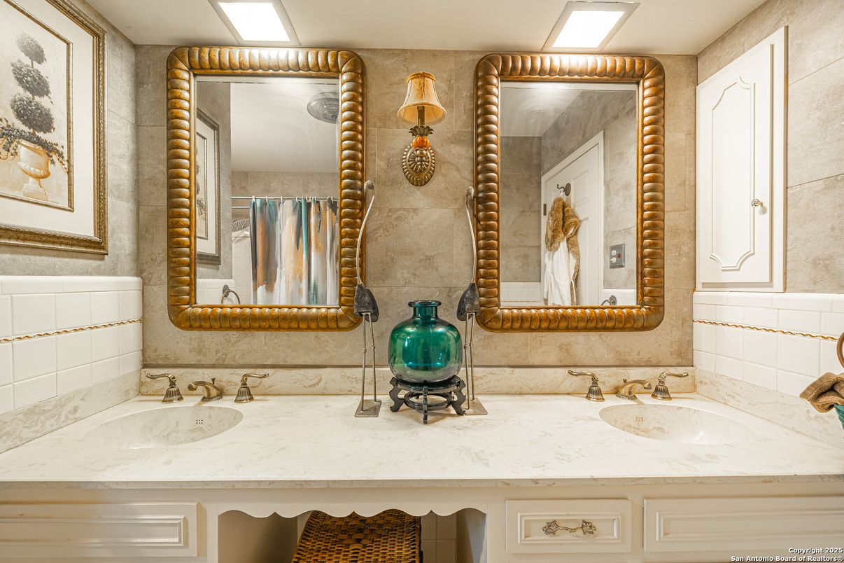 Bathroom, Dual Sink Vanities, Interior