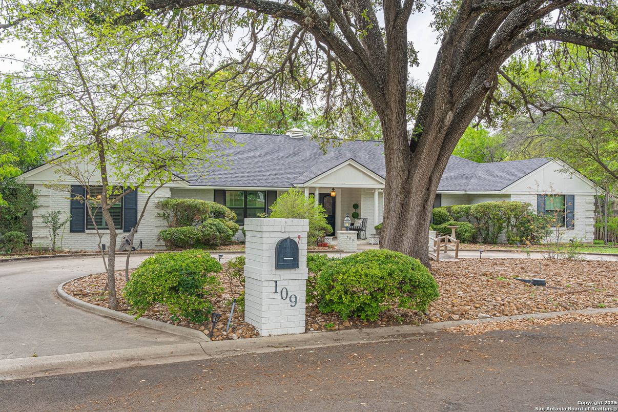 Exterior, Facade, Ranch