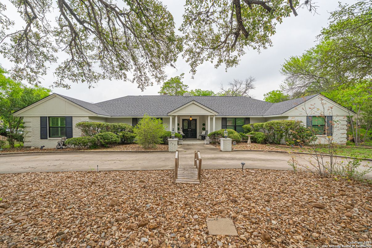 Backyard, Exterior, Facade, Ranch