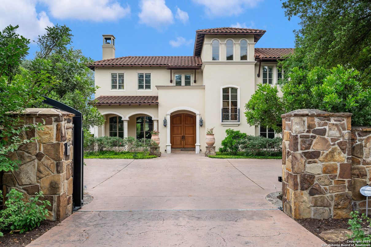 Exterior, Facade, Mediterranean