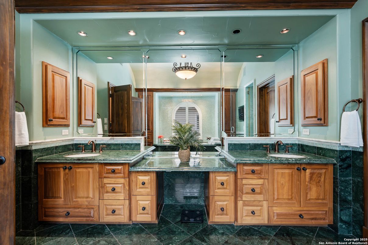Bathroom, Dual Sink Vanities, Interior, Recessed Lighting