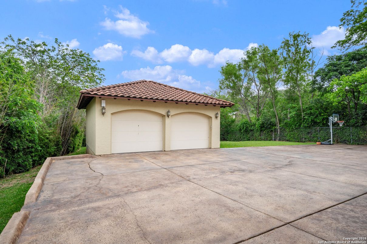 Detached Garage, Exterior