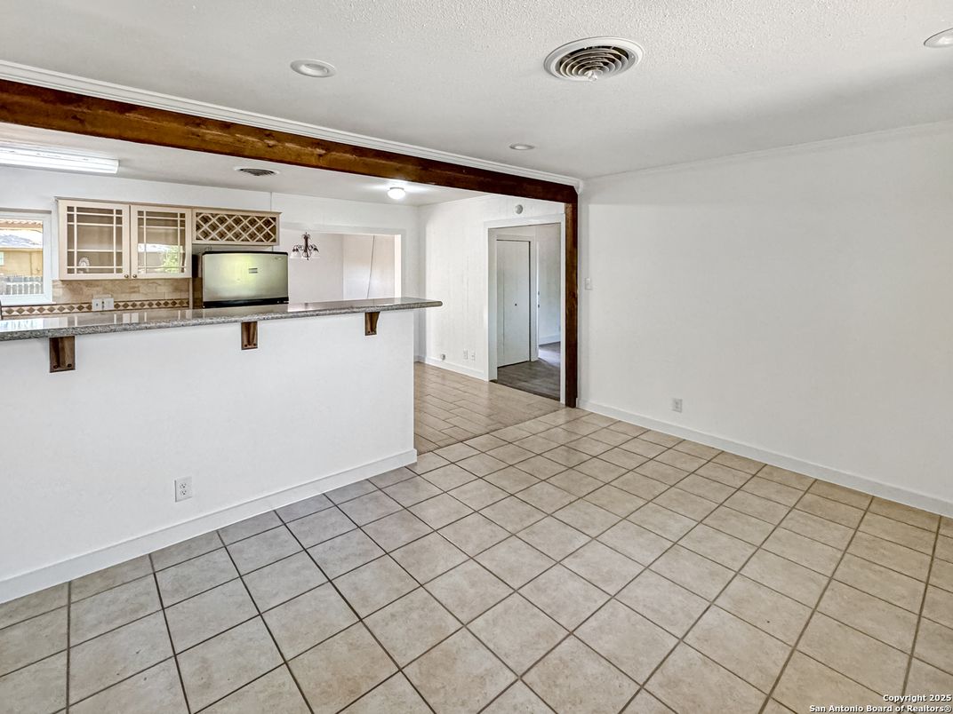 Empty room, Interior, Recessed Lighting, Wooden Beams