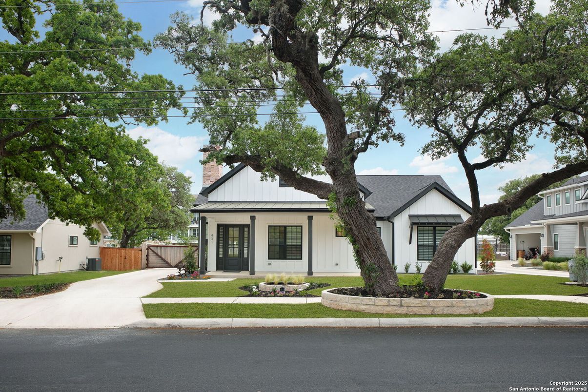 Exterior, Facade, Farmhouse