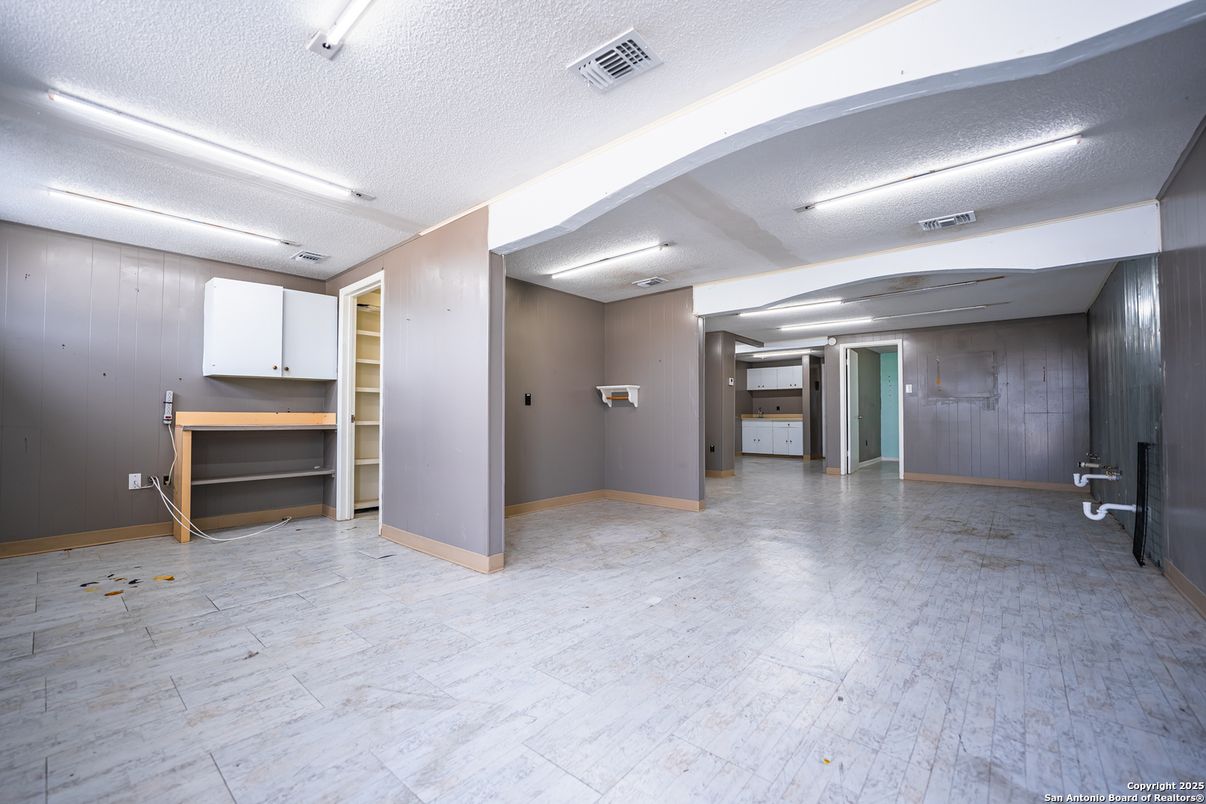 Empty room, Interior