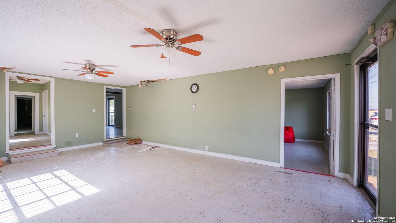 Empty room, Interior
