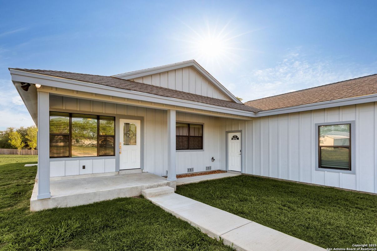 Exterior, Facade, Ranch