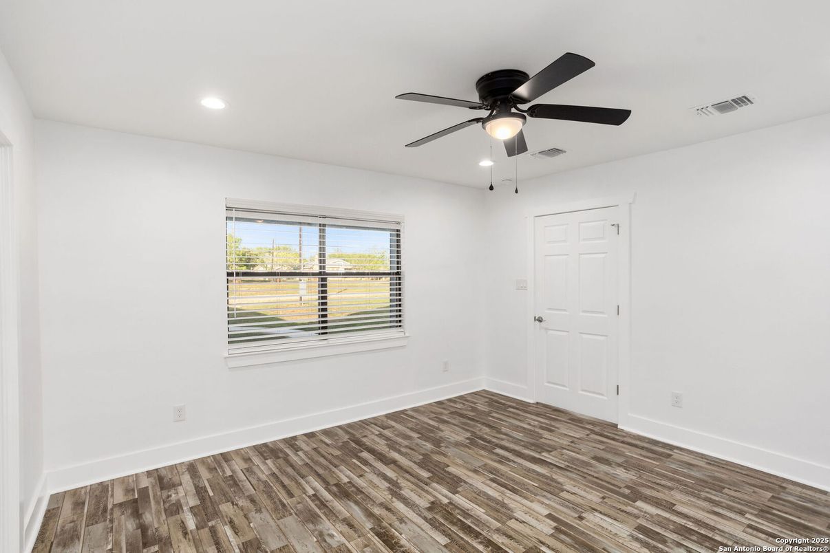 Empty room, Interior, Recessed Lighting, Wood Texture Flooring