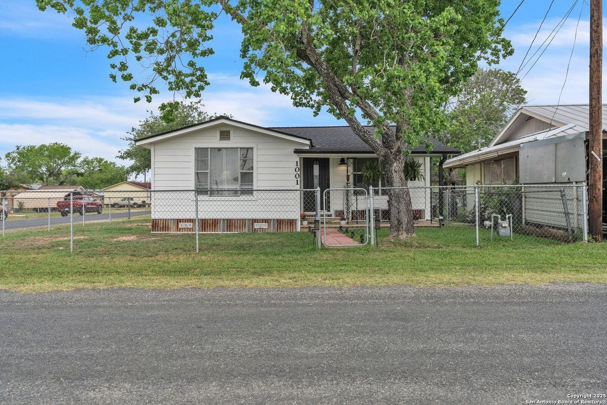 Backyard, Exterior, Facade, Ranch